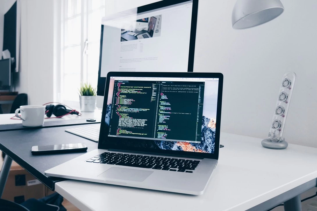 Managing cloud applications and monitoring performance dashboard